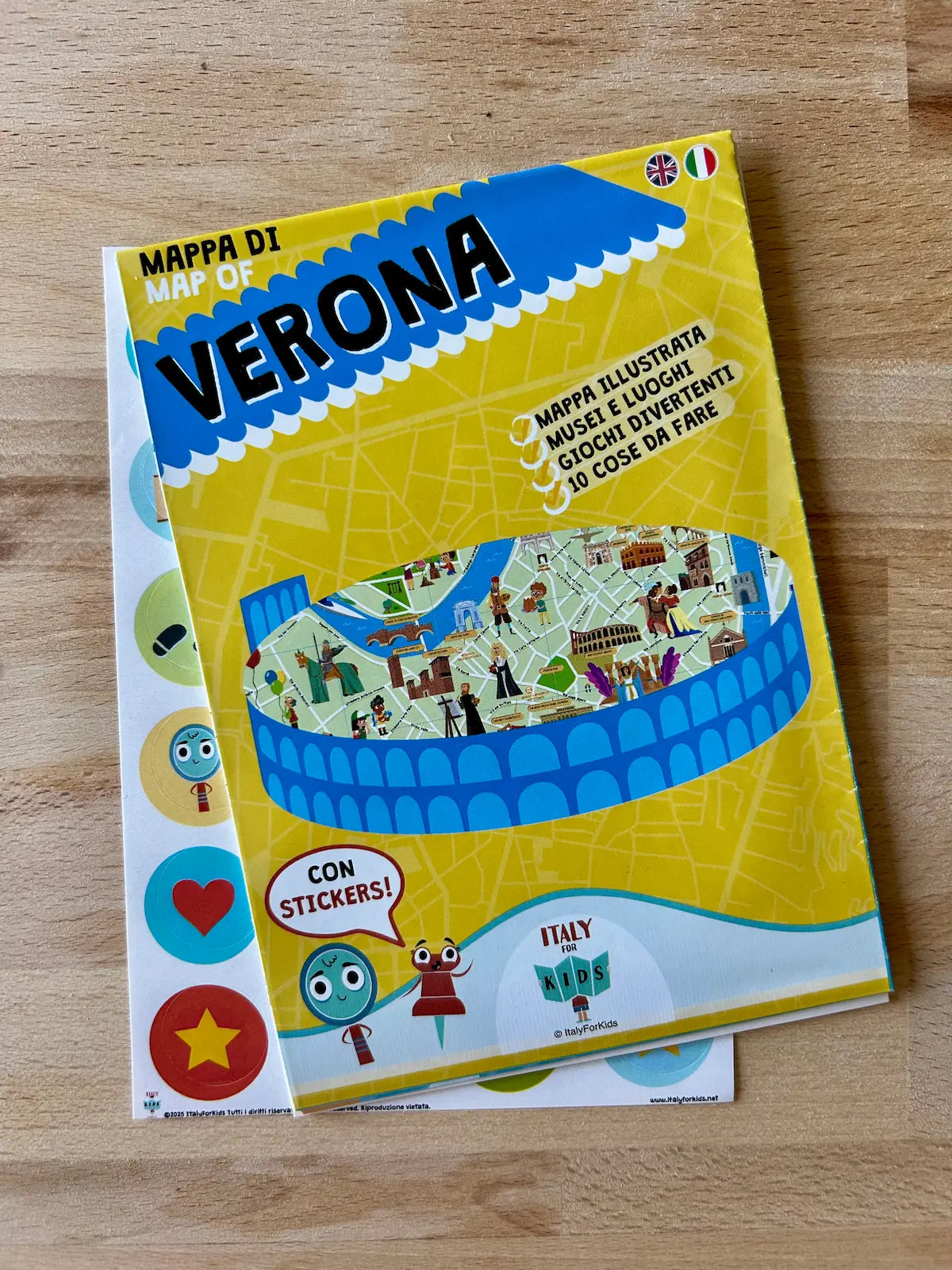 Foto mappa verona bambini chiusa con adesivi